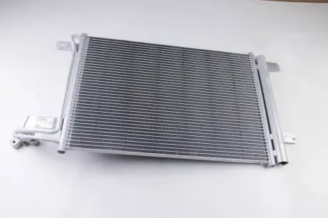 8FC351301044 Радиатор кондиционера AUDI A3/Octavia/Golf IV/Passat 03- BEHR підбір по vin на Brocar