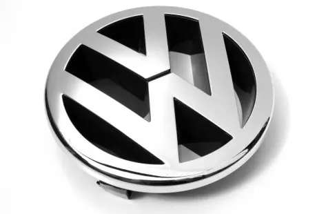 1T0853601AFDY Емблема решітки радіатора VW Caddy III 03- VAG підбір по vin на Brocar